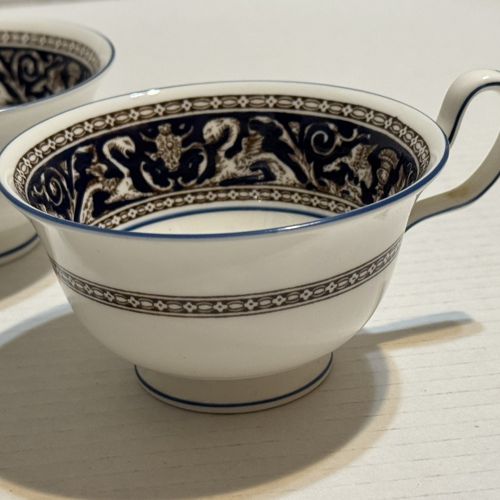 Set 2 Wedgwood Florentine Tea Coffee Cups Mugs Griffin Dark Navy Blue W1956 Vtg - Picture 3 of 8